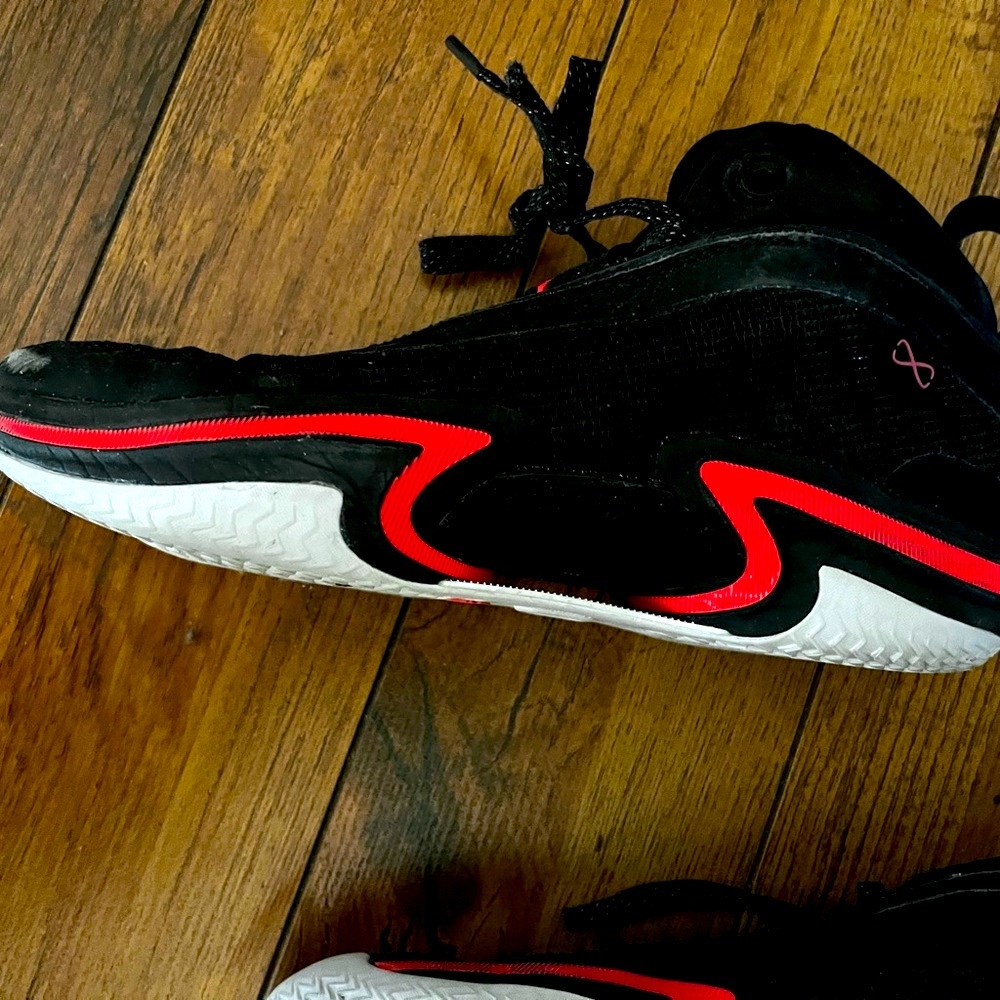 Youth size 7 Jordan basketball shoes